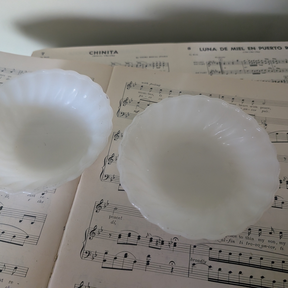 Set Of 2 Anchor Hocking Scalloped Glass Bowls